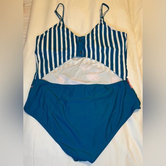 NEW Coral Reef Striped and Floral One-Piece Swimsuit Plus Size 3XL - Picture 2 of 6